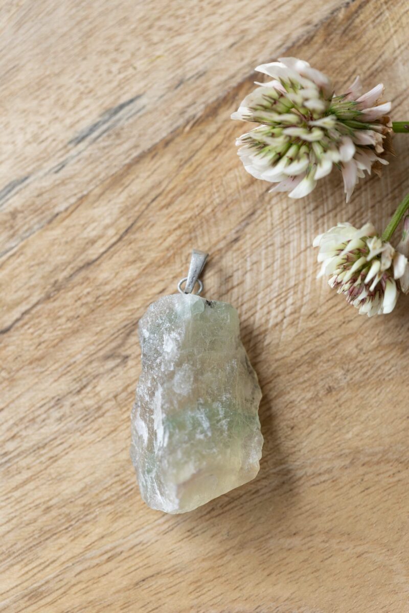 Groene calciet ruw edelsteenhanger