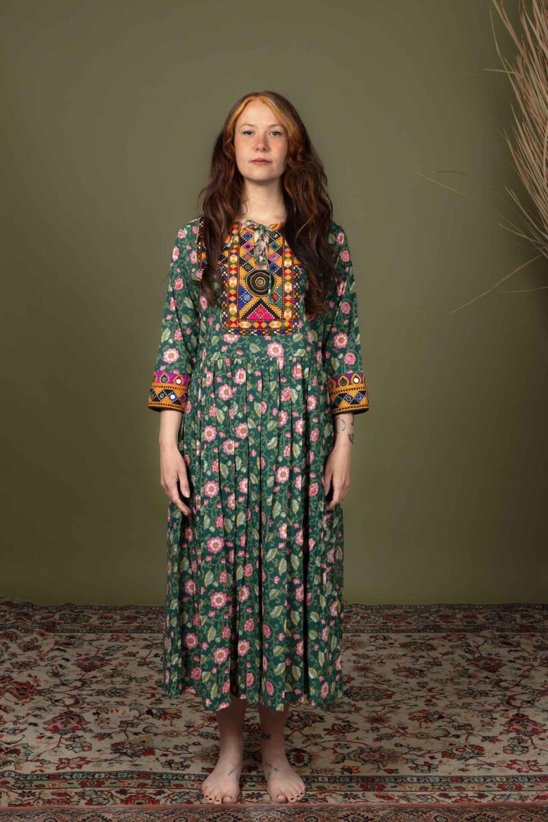 Embroidery dress ( M )