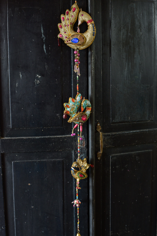 _DSC6693 Decoratieve Pauwenhanger